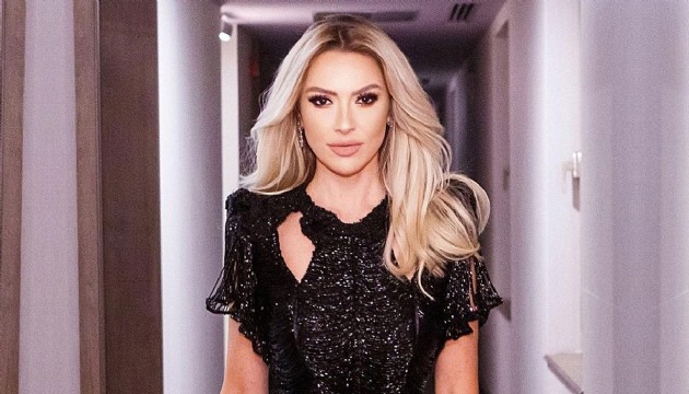 Hadise, konserde yatağın üzerinde şarkı söyledi